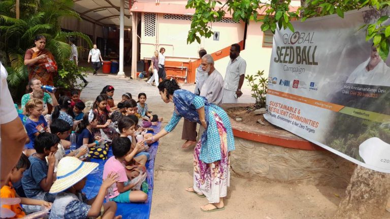 childrens-workshop-at-amritapuri-ashram-1